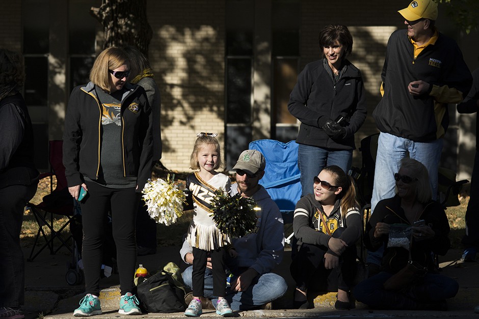 families watch the homecoming parade