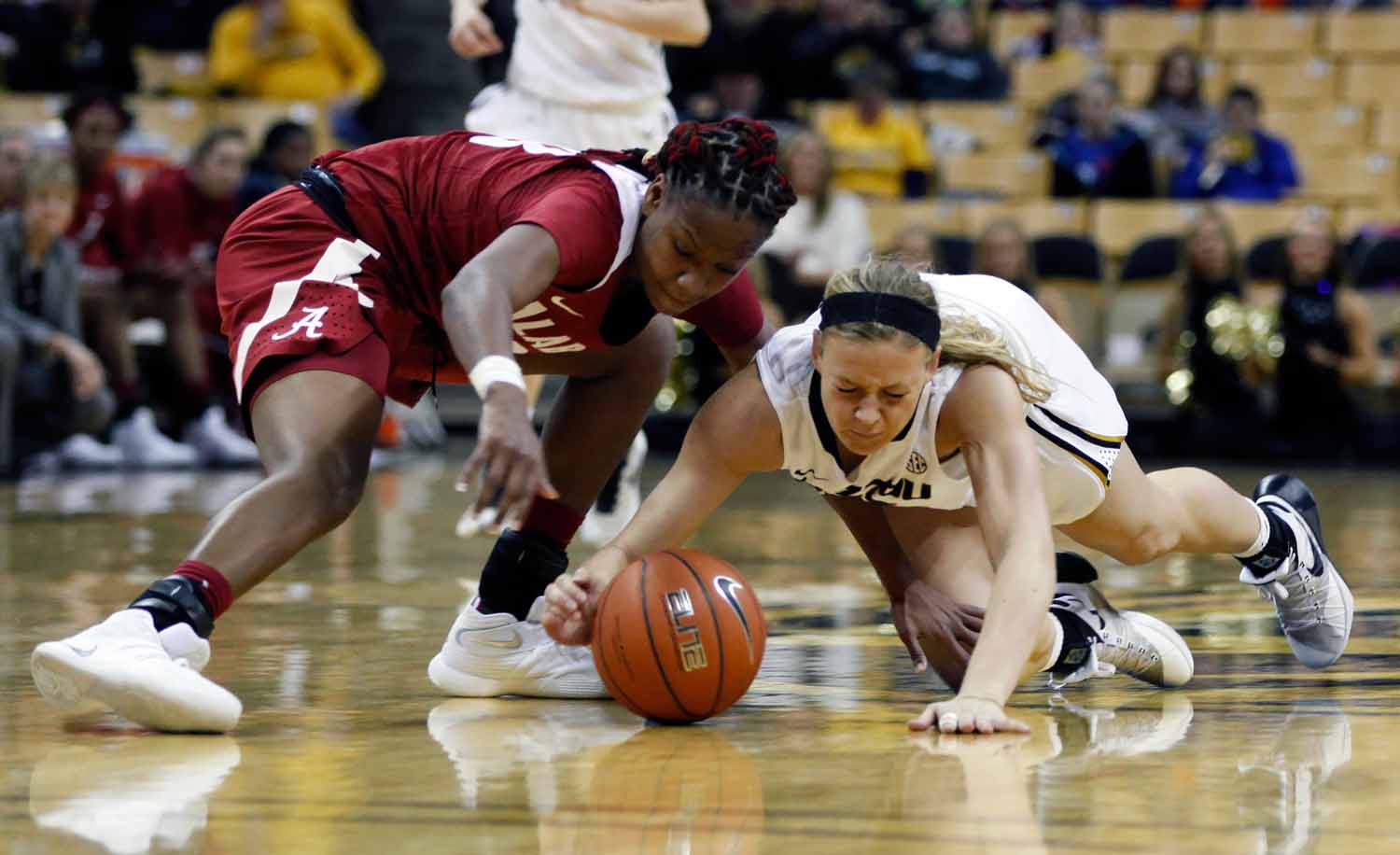 Sophie Cunningham (3) lunges for the ball before Alabama's freshman guard Shaquera Wade (23) can take control of it during the second half of the game Thursday evening, Feb. 11, 2016 at Mizzou Arena.
