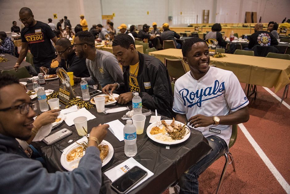 Young alumni eating at a banquet table.