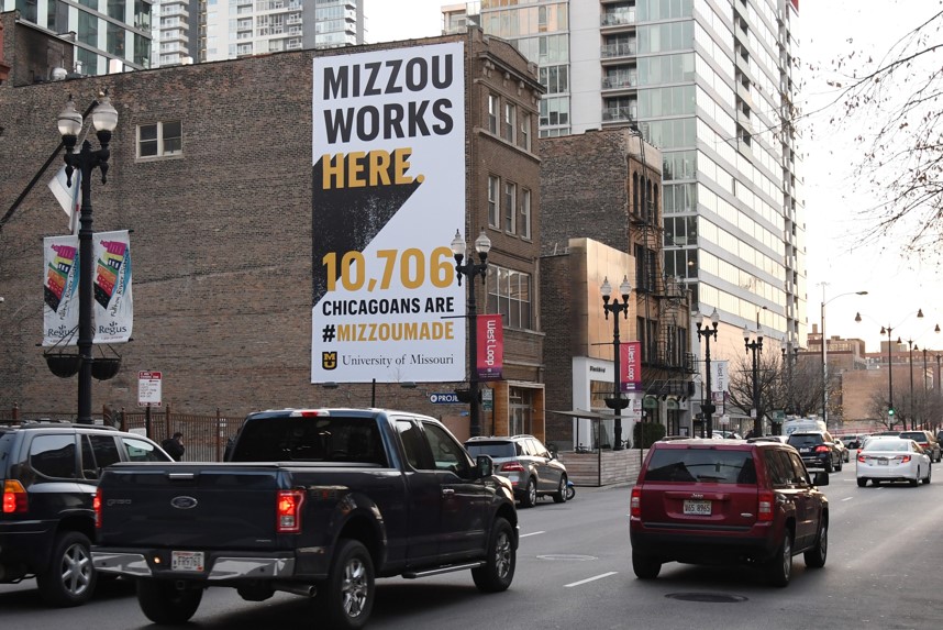 Picture of ad on Chicago building saying that more than 10,000 Mizzou Alumni work in Chicago